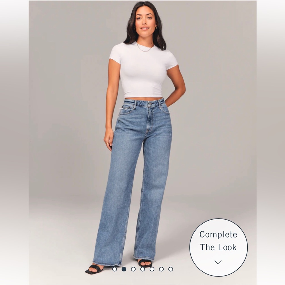 A&F medium wash 90s relaxed fit jeans (curve love, short)